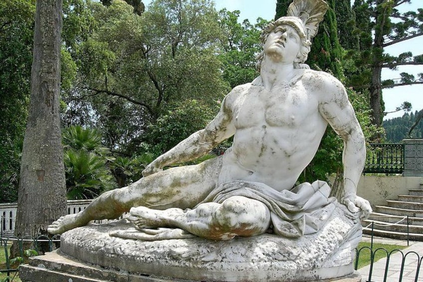 Statua classica raffigurante un uomo disteso in un parco. 1