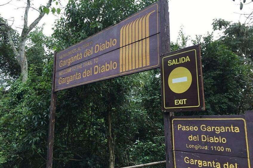 A signpost with directions to Garganta del Diablo and Paseo Garganta del Diablo, including an exit sign. 5