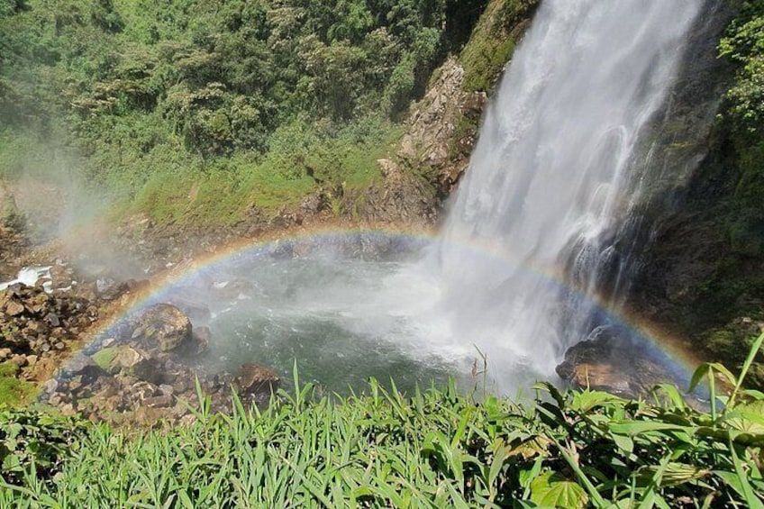 Una cascada con un arcoíris. 3