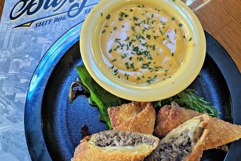 Un plato con sopa, acompañamientos rebozados y verduras. 3
