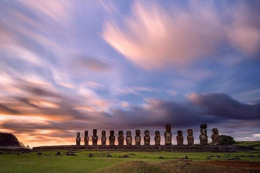 Una hilera de estatuas Moai en la Isla de Pascua bajo un cielo impresionante. 1