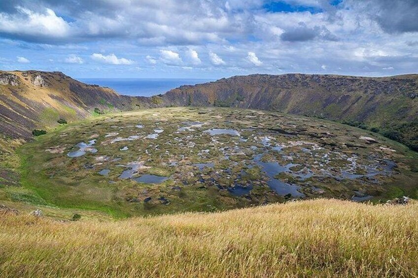 Un paisaje con un valle, estanques dispersos y colinas cubiertas de hierba. 2