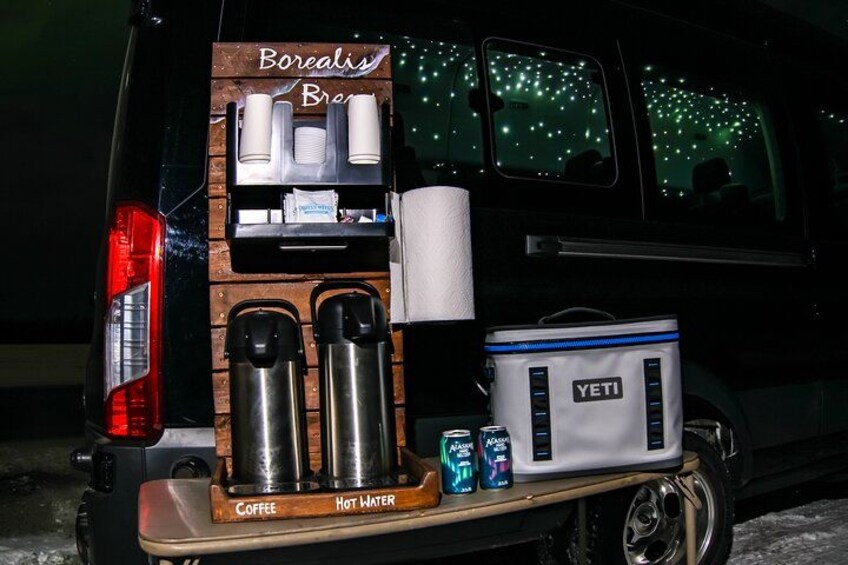Un véhicule équipé d’un distributeur de café et d’eau chaude, d’une glacière YETI et d’un récipient personnalisé. 3