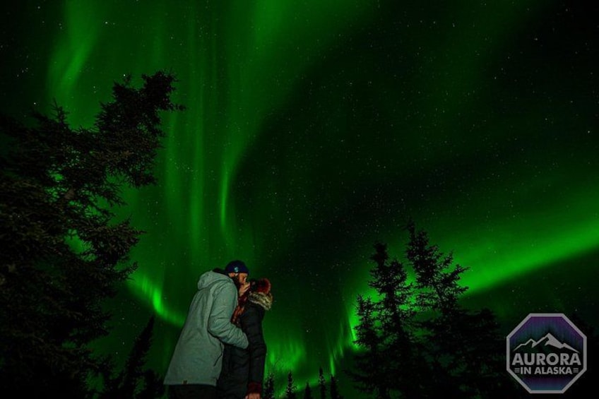Un couple s’embrasse sous les aurores boréales. 3