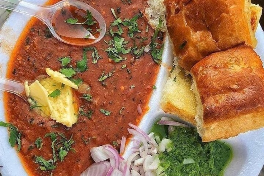 Un plato de comida con salsa roja, pan y salsa verde. 4