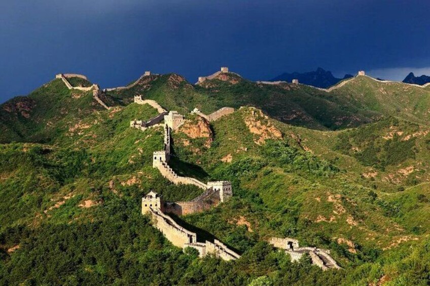 La Grande Muraille de Chine serpente à travers un paysage montagneux. 2