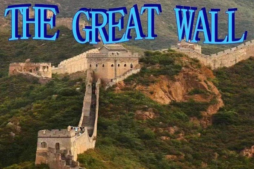 La Grande Muraille de Chine, une longue construction ponctuée de tours de guet et de créneaux, serpente à travers un paysage montagneux. 4