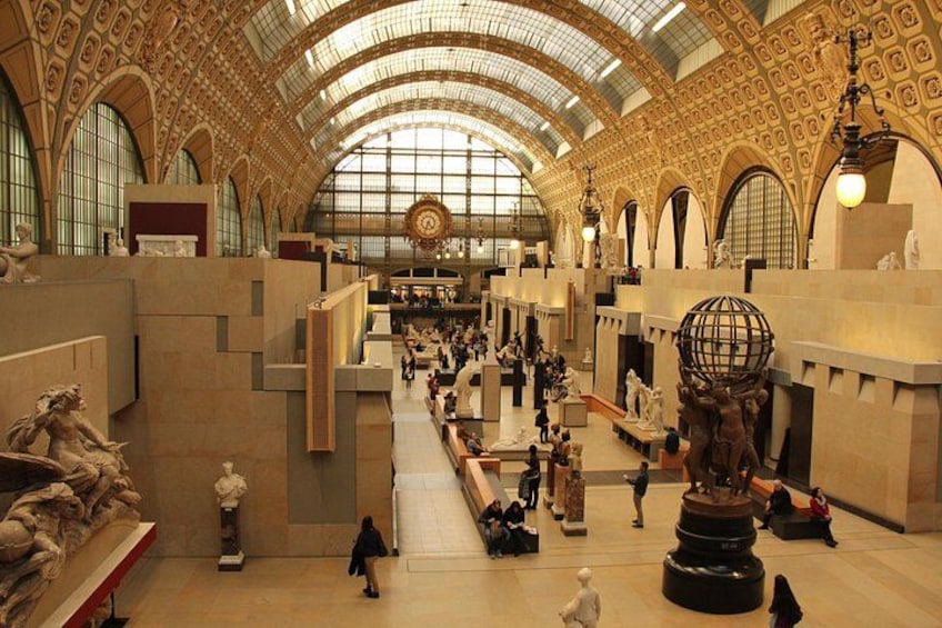 Un musée intérieur doté de hauts plafonds en arc de cercle, de grandes fenêtres et de diverses sculptures. 4