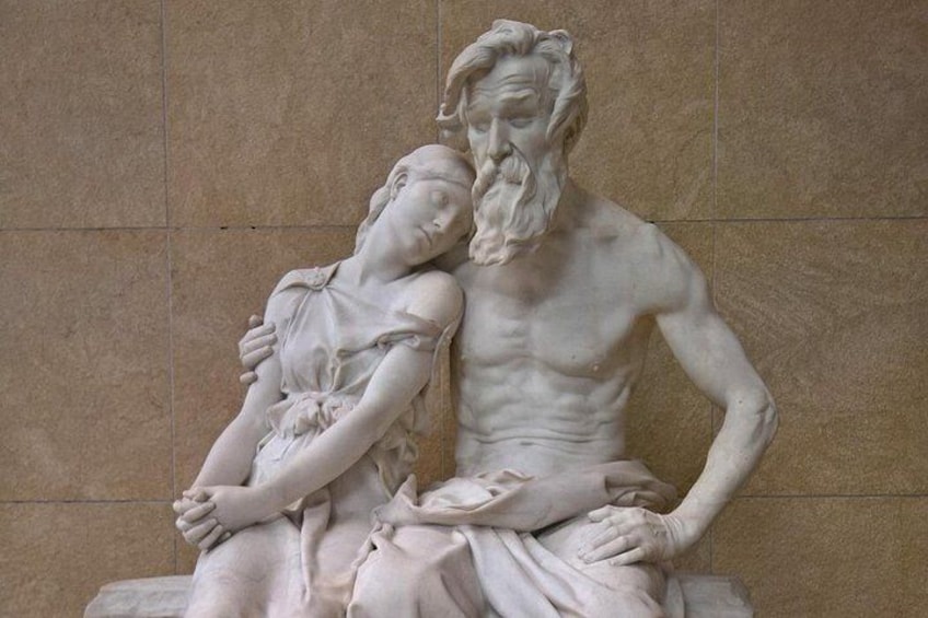 Une sculpture en marbre représentant un homme assis et un enfant. 3