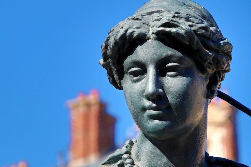 Une statue se dressant sur fond de ciel bleu azur. 2