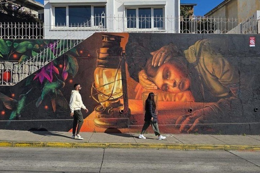 Une fresque murale représentant une personne qui marche devant. 3
