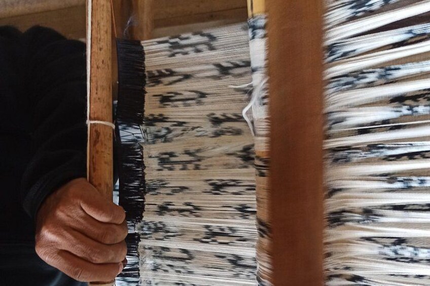 Weaving a textile in Gualaceo 3