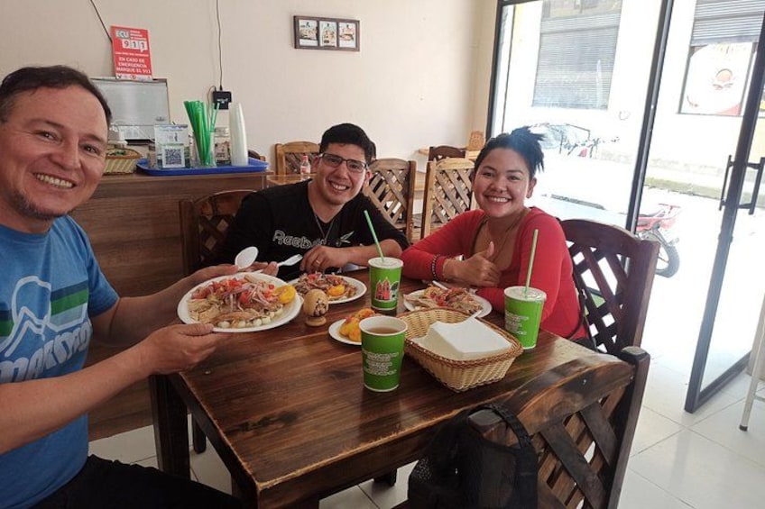 Enjoying the deliciuos hornado ( fried pig) 2