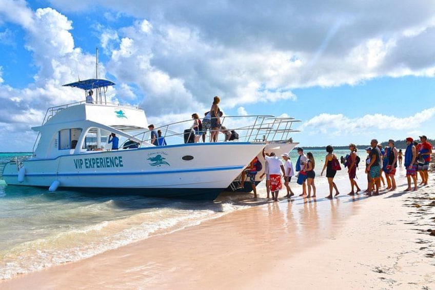 Un bateau nommé «
VIP EXPERIENCE
» est amarré sur une plage, et des personnes en débarquent. 3