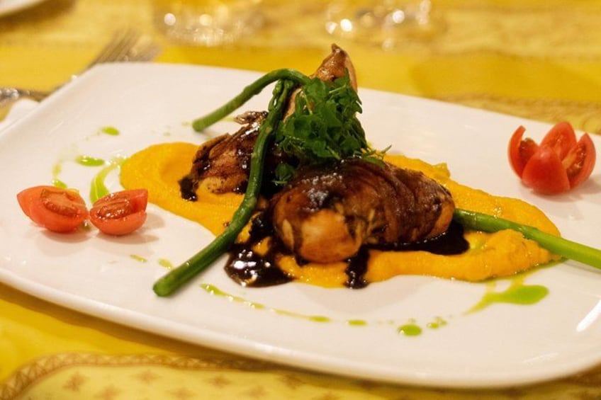 Un plat composé de viande, de légumes verts et d’une sauce jaune. 5