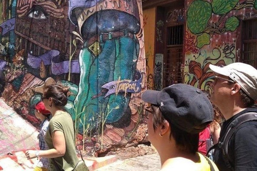 Un mural con un rostro, un pez y una persona. 3