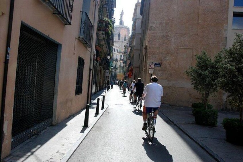 Une rue étroite où l’on croise des cyclistes et des piétons. 5