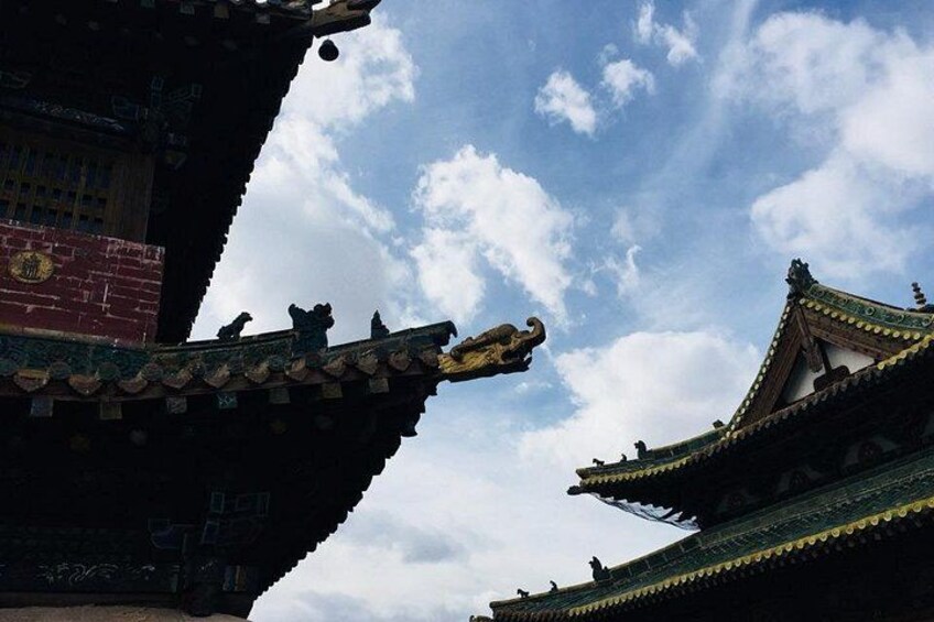 Arquitectura tradicional con techos ornamentales y cielo despejado. 1