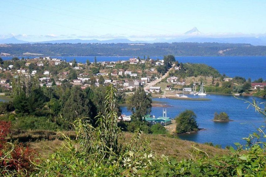Une ville côtière avec des maisons, un lac et une montagne en arrière-plan. 2