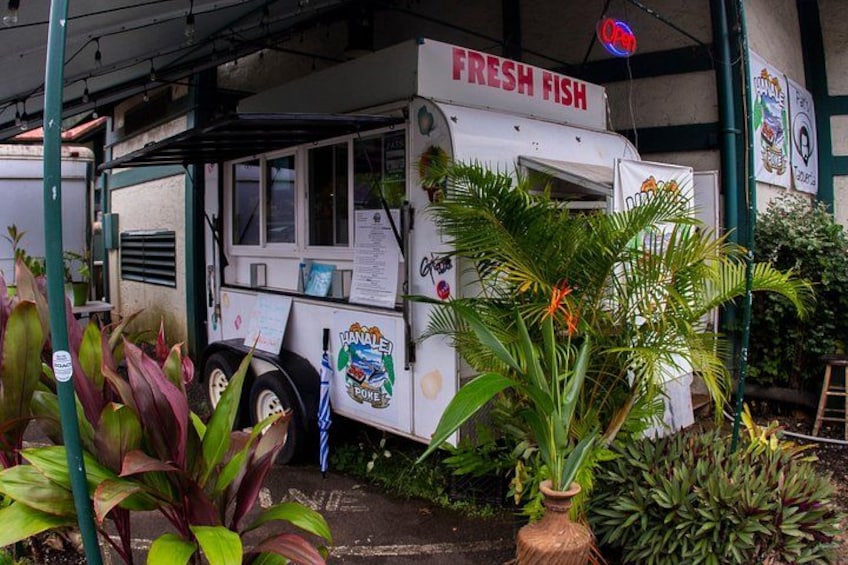 Un camion-restaurant appelé « FRESH FISH » avec une enseigne indiquant qu’il est ouvert. 4