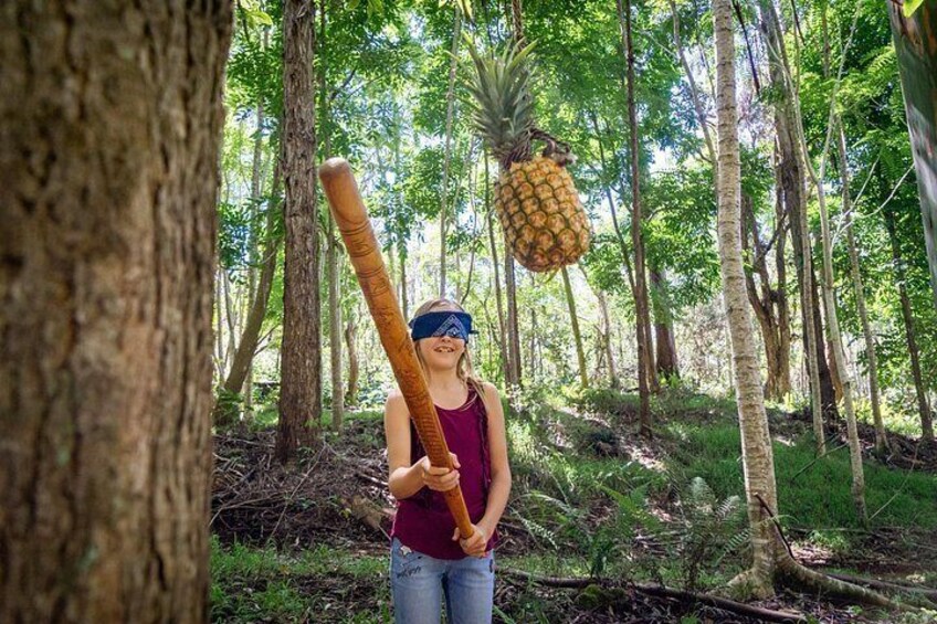 Une personne tenant une grosse batte en bois dans une forêt. 3