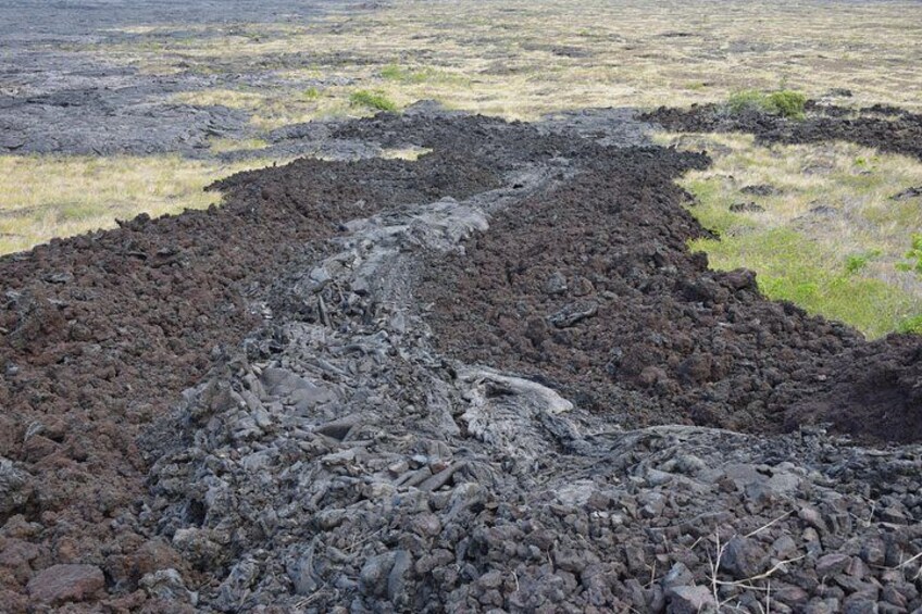Paesaggio vulcanico con terreno accidentato e scarsa vegetazione. 2