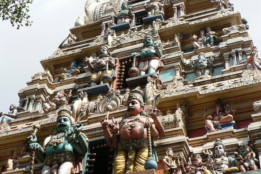 Un templo con intrincados grabados y múltiples estatuas. 2