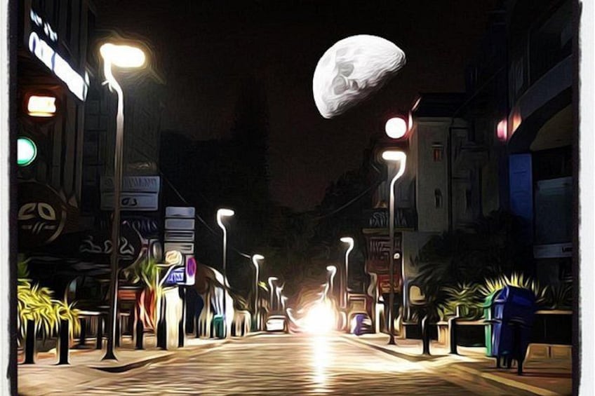Scena notturna di una strada con lampioni, una grande luna e edifici. 3