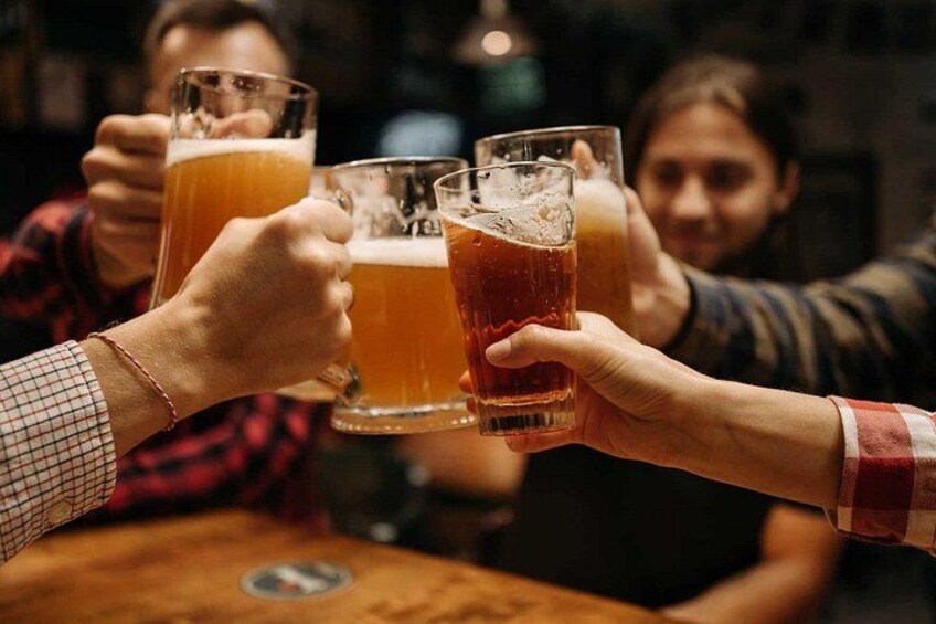 Persone che alzano bicchieri di birra in un brindisi. 2
