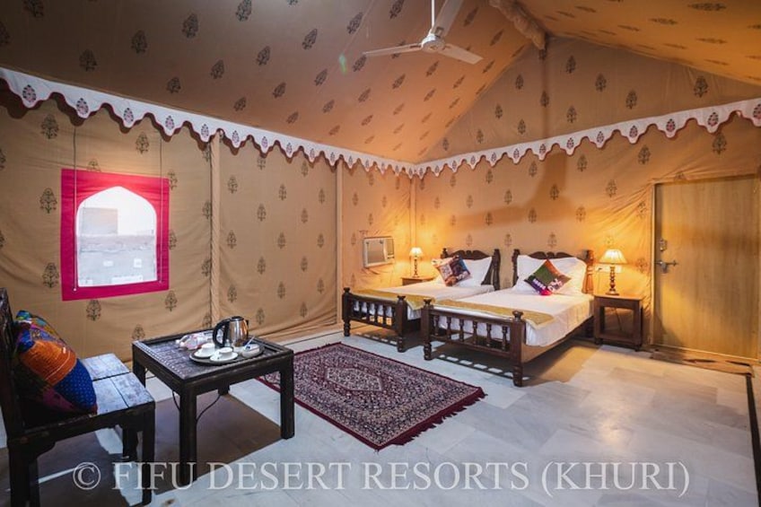 Una habitación con carpa que tiene una cama, una mesa con hervidor y una ventana con vistas. 5
