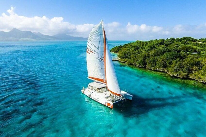 Spectacular Catamaran trip to Ile Aux Cerf with Lunch & Transfer 1
