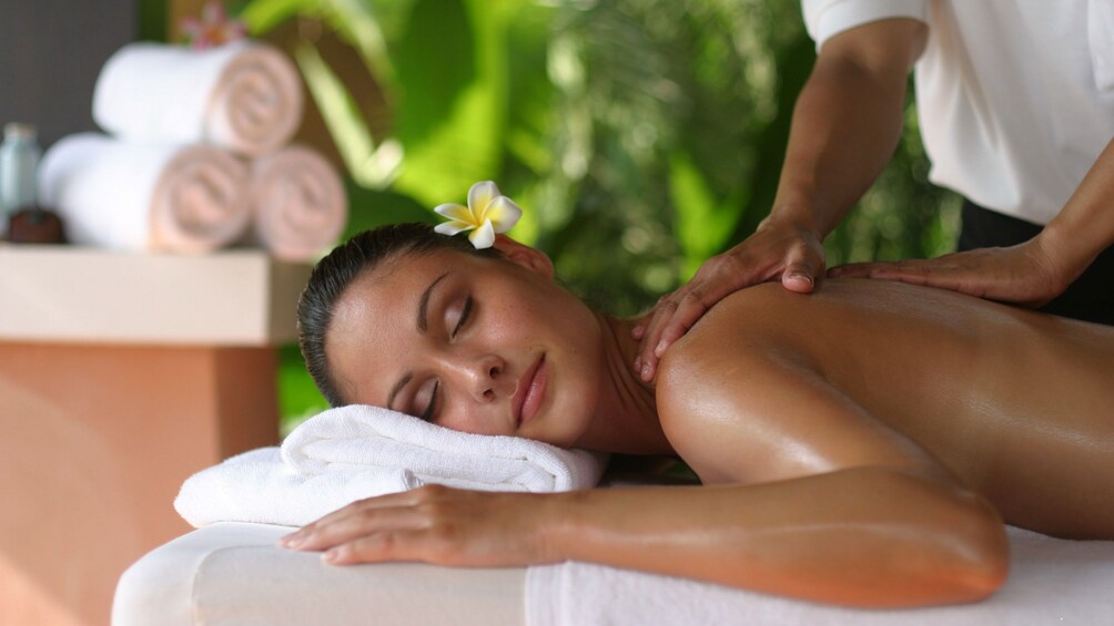 Woman having her shoulders massaged at the spa in Nha Trang 1