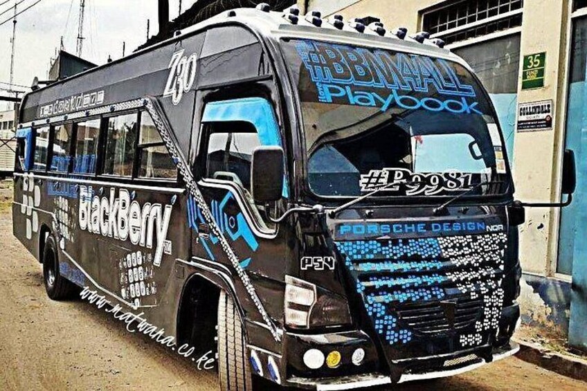 Een bus met 'BlackBerry'-reclame en 'Porsche Design' op de voorkant. 5