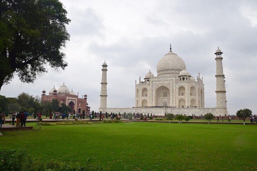 From Mumbai: Overnight Taj Mahal Tour with Flight & Hotel 2