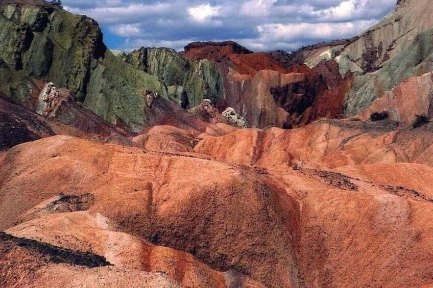 Ett färgstarkt geologiskt landskap med lagerbildade bergsformationer. 5