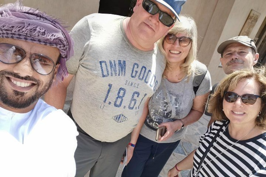 En gruppe mennesker poserer til et foto. 2