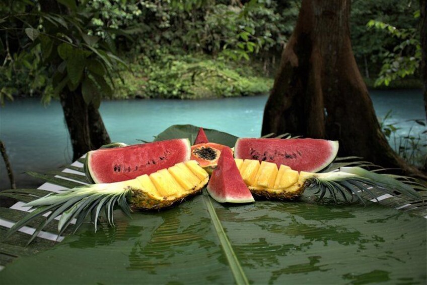 Entorno tropical con una mesa que muestra sandía y piña en una hoja. 2