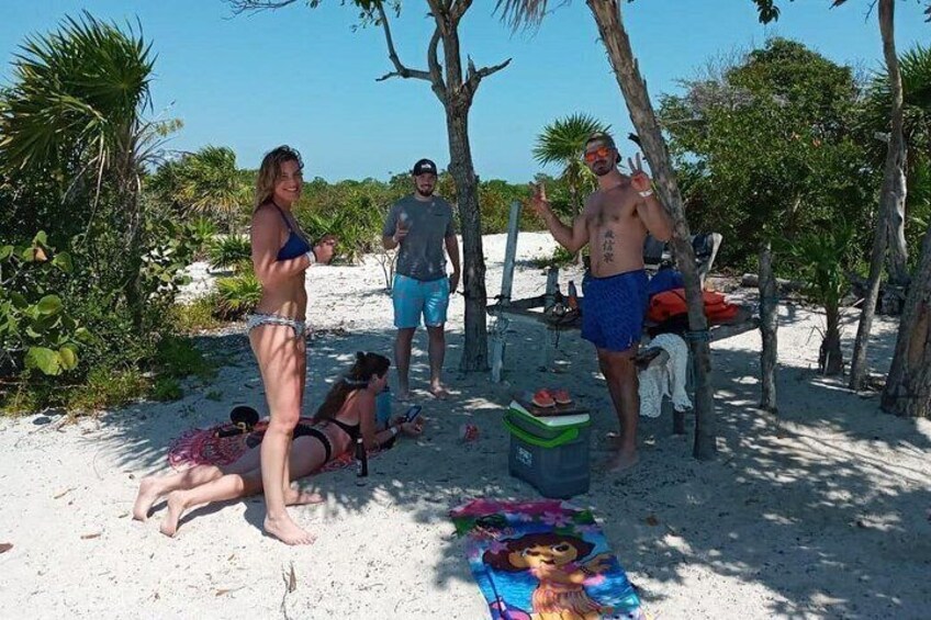 Guest's Clint Rodgers, Michelle Kratzer, Ross Worstell and Amy Nelson having a blast on their snorkeling Excursion. 1