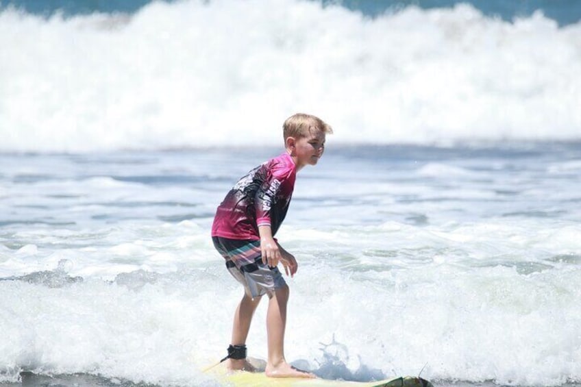 Una persona surfeando una ola. 1
