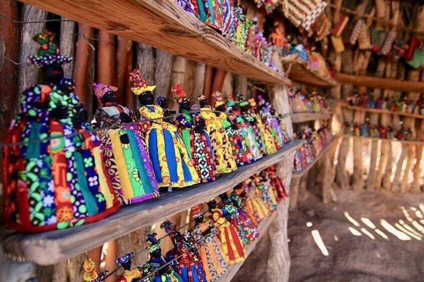 Support local entrepreneurs by purchasing your curios from roadside markets during your tour. 3