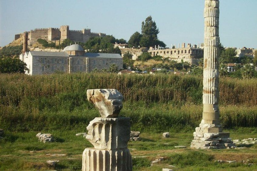 Des ruines antiques, une colonne et un château en arrière-plan. 5