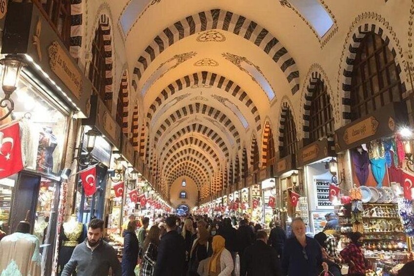Un mercato affollato con archi e bandiere. 2