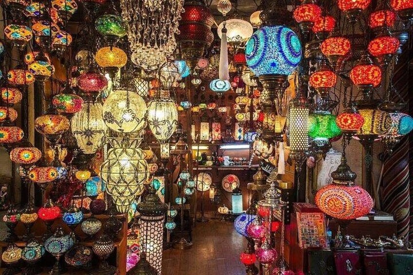 Una selezione di lampade colorate appese in un negozio. 4