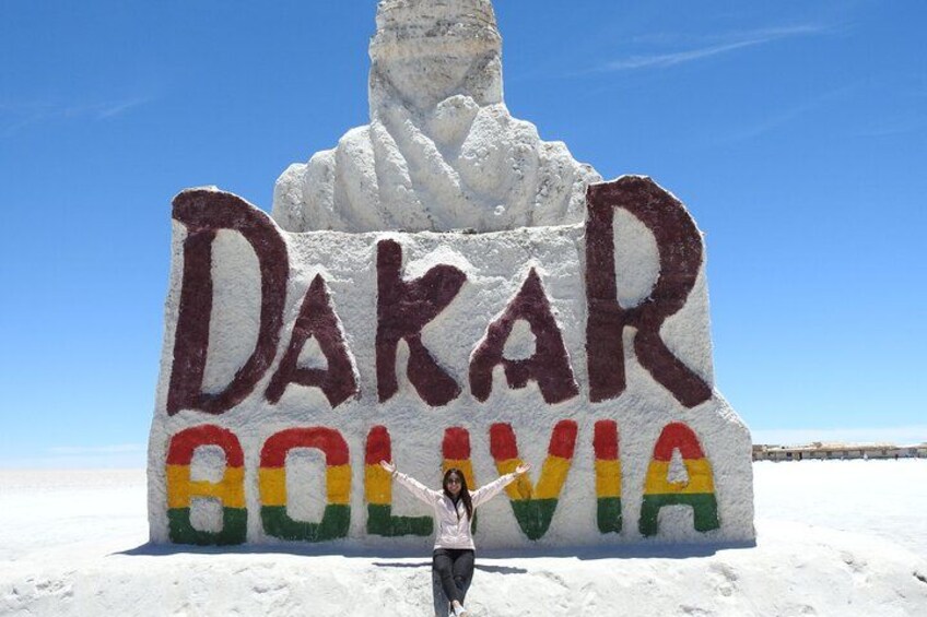 A large ice sculpture with the text 'Dakar Bolivia' and a person standing in front of it. 4