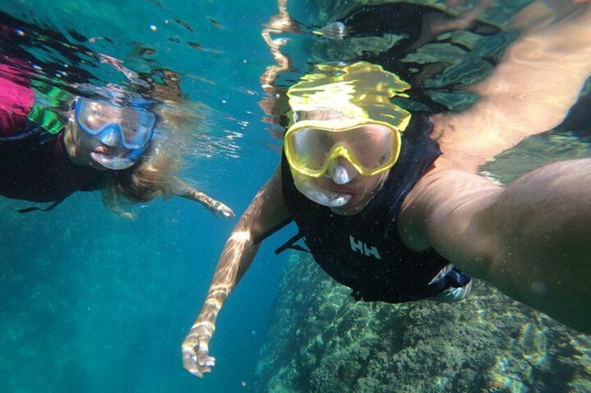 Dos personas haciendo snorkel bajo el agua. 2