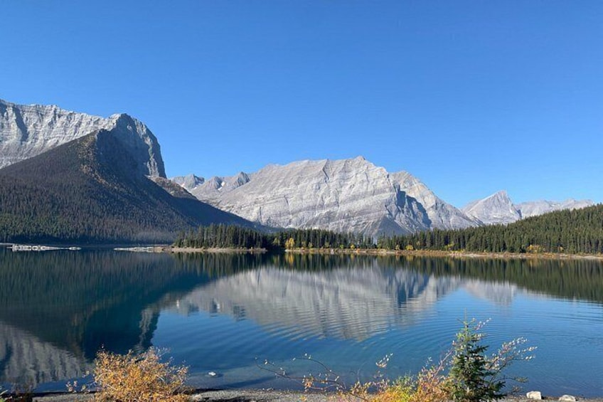 Un lac paisible, avec des montagnes en arrière-plan. 3