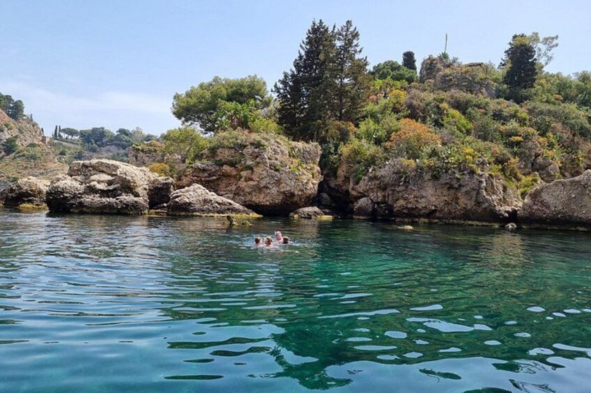 Une mer d’un bleu profond, parsemée d’affleurements rocheux et de végétation. 5