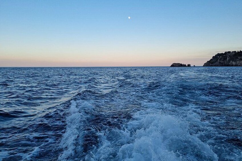 Ett vattenområde med vågor, en klar himmel och en avlägsen landmassa. 2