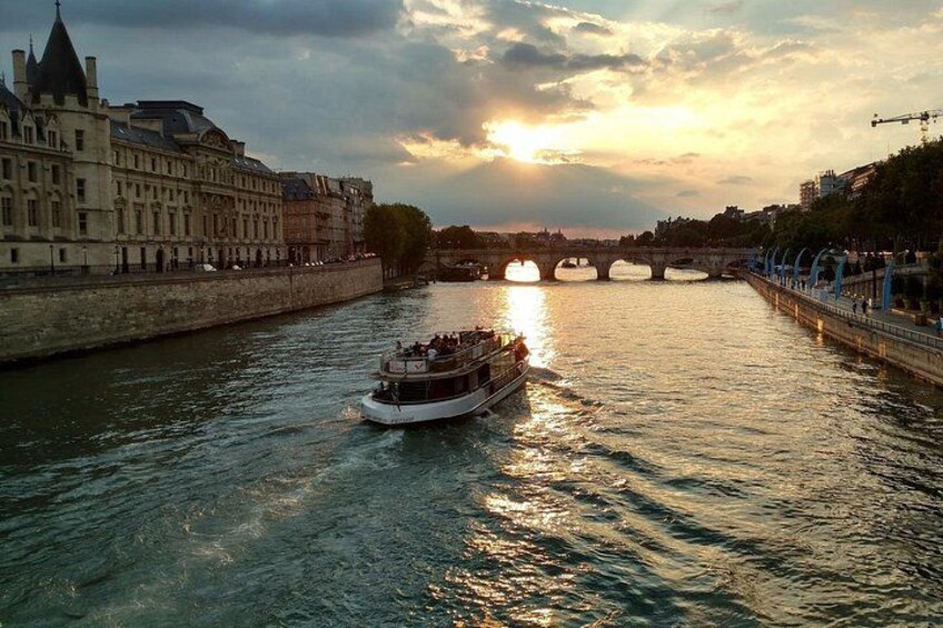 Seine River Cruise & French Crepe Tasting by the Eiffel Tower 2