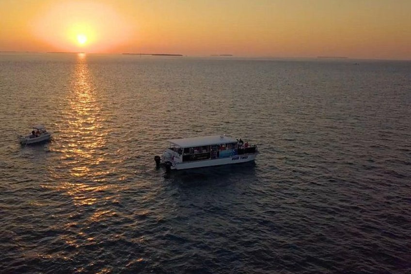 Atardecer sobre el océano con dos barcos. 2